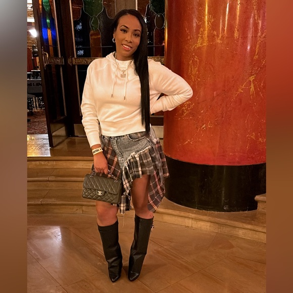 Hello Poshers 👋🏽 - Picture 2 of 2